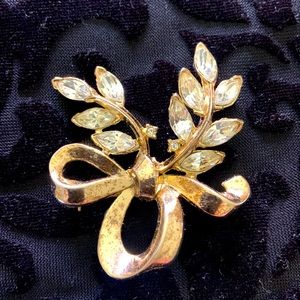 Trifari Brooch Gold Bow with Leaves - Vintage Marked